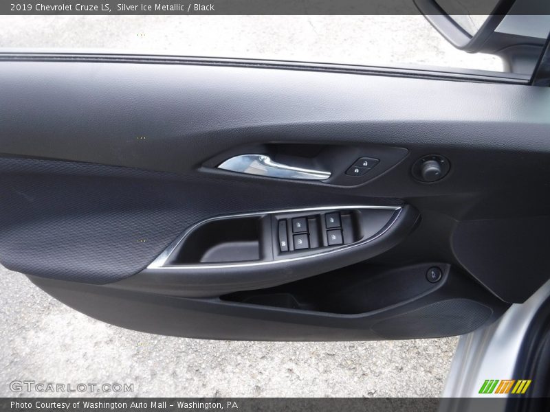 Silver Ice Metallic / Black 2019 Chevrolet Cruze LS