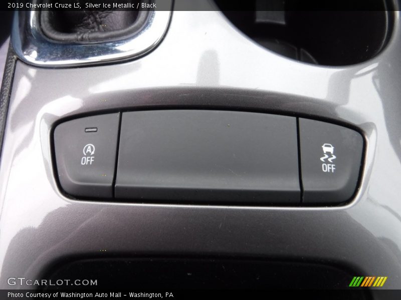 Silver Ice Metallic / Black 2019 Chevrolet Cruze LS