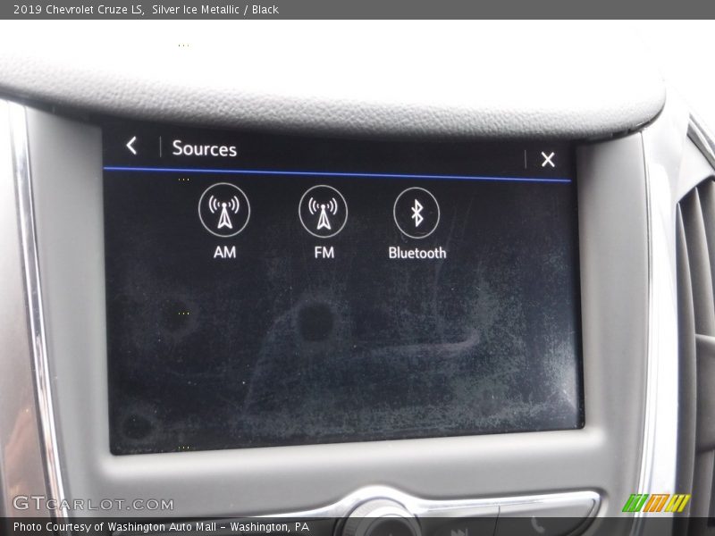 Silver Ice Metallic / Black 2019 Chevrolet Cruze LS