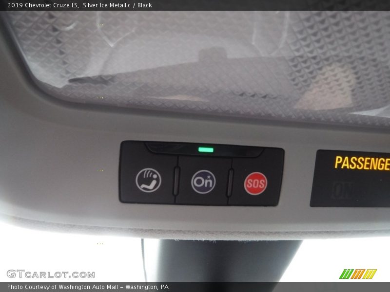 Silver Ice Metallic / Black 2019 Chevrolet Cruze LS