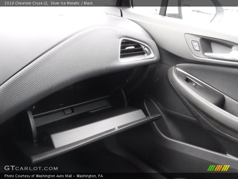 Silver Ice Metallic / Black 2019 Chevrolet Cruze LS