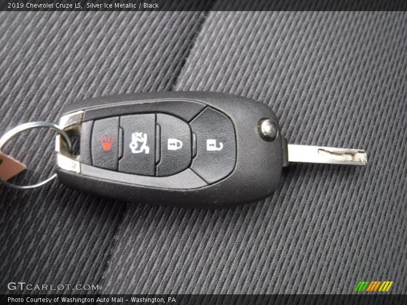 Silver Ice Metallic / Black 2019 Chevrolet Cruze LS