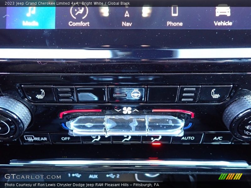Bright White / Global Black 2023 Jeep Grand Cherokee Limited 4x4