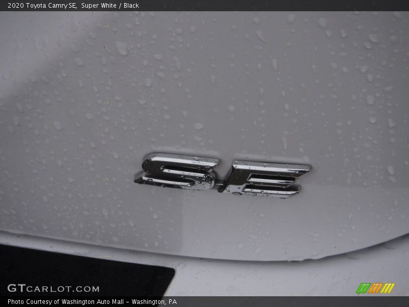 Super White / Black 2020 Toyota Camry SE