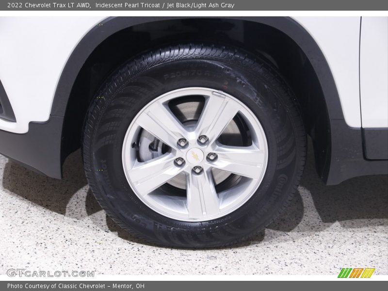 Iridescent Pearl Tricoat / Jet Black/Light Ash Gray 2022 Chevrolet Trax LT AWD