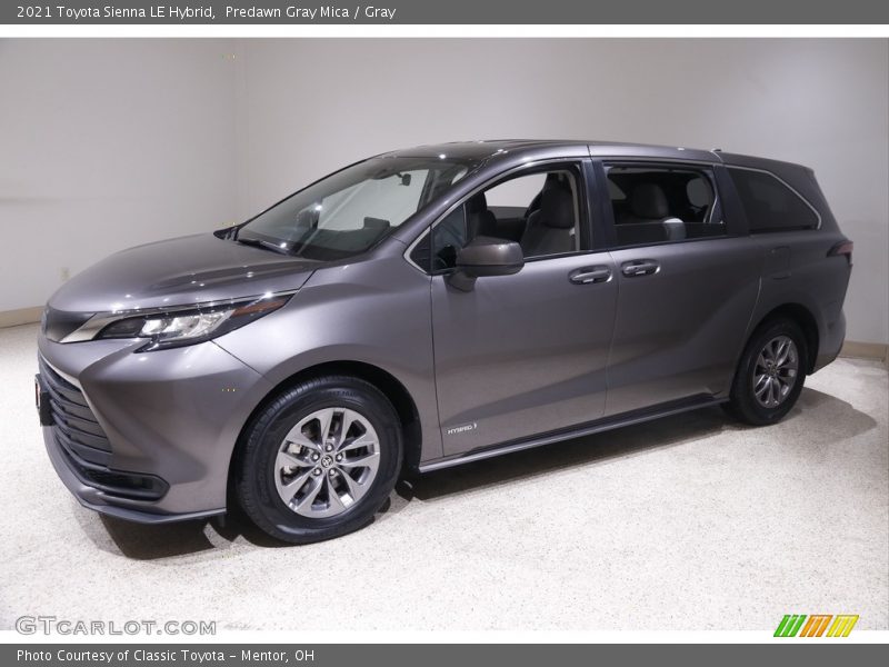 Front 3/4 View of 2021 Sienna LE Hybrid