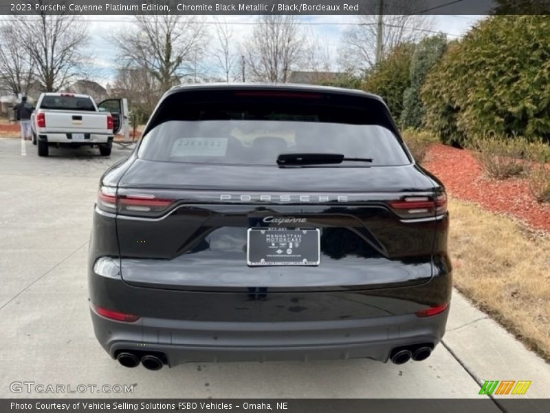 Chromite Black Metallic / Black/Bordeaux Red 2023 Porsche Cayenne Platinum Edition