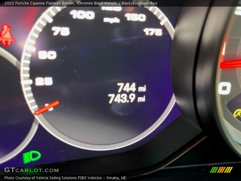 Chromite Black Metallic / Black/Bordeaux Red 2023 Porsche Cayenne Platinum Edition
