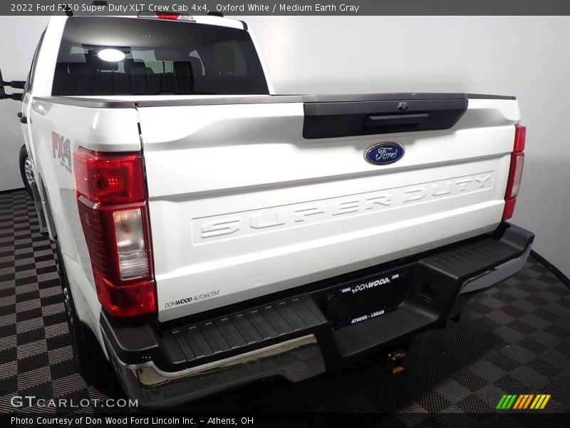 Oxford White / Medium Earth Gray 2022 Ford F250 Super Duty XLT Crew Cab 4x4