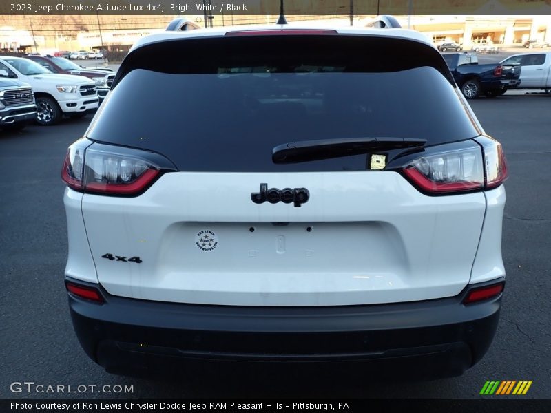 Bright White / Black 2023 Jeep Cherokee Altitude Lux 4x4