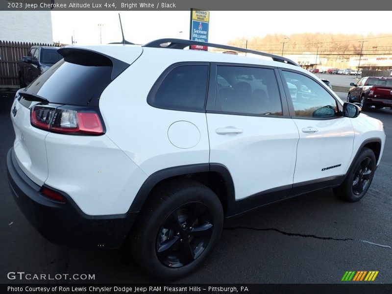 Bright White / Black 2023 Jeep Cherokee Altitude Lux 4x4