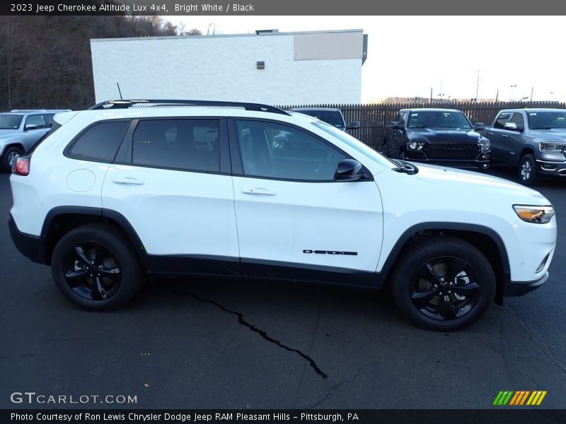 Bright White / Black 2023 Jeep Cherokee Altitude Lux 4x4