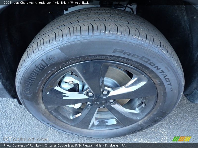 Bright White / Black 2023 Jeep Cherokee Altitude Lux 4x4