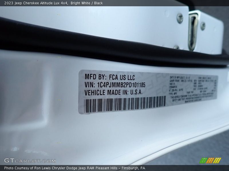 Bright White / Black 2023 Jeep Cherokee Altitude Lux 4x4
