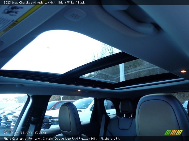 Bright White / Black 2023 Jeep Cherokee Altitude Lux 4x4