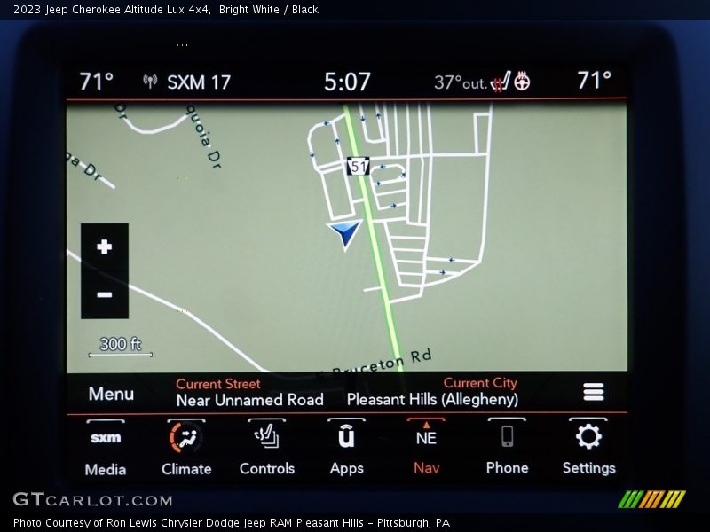 Bright White / Black 2023 Jeep Cherokee Altitude Lux 4x4