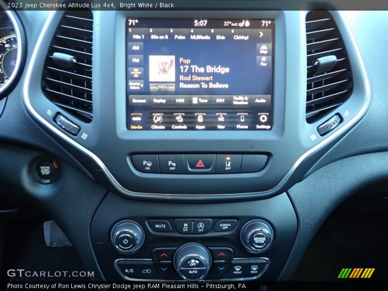Bright White / Black 2023 Jeep Cherokee Altitude Lux 4x4