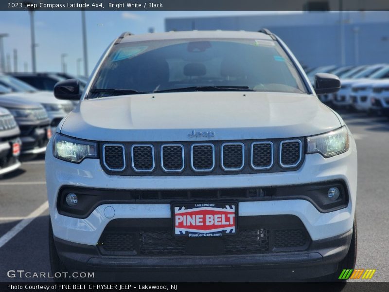 Bright White / Black 2023 Jeep Compass Latitude 4x4