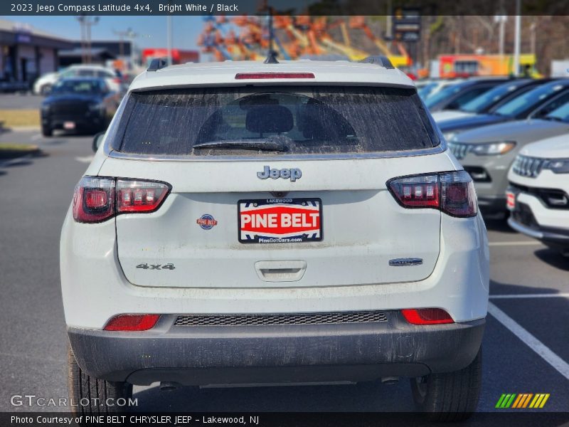 Bright White / Black 2023 Jeep Compass Latitude 4x4