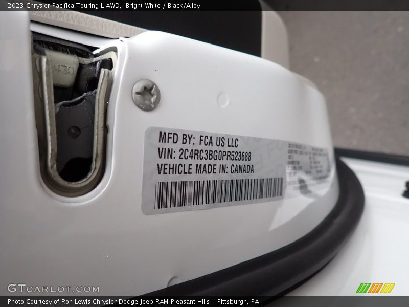 Bright White / Black/Alloy 2023 Chrysler Pacifica Touring L AWD