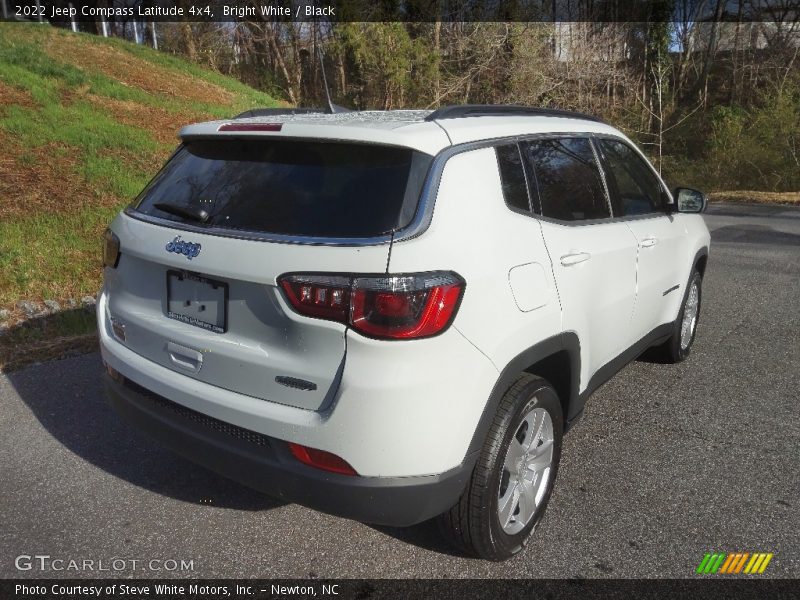 Bright White / Black 2022 Jeep Compass Latitude 4x4