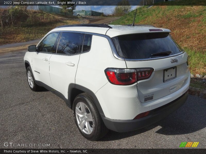 Bright White / Black 2022 Jeep Compass Latitude 4x4