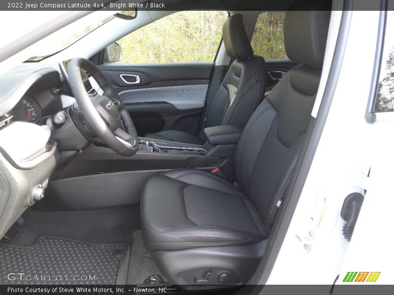 Bright White / Black 2022 Jeep Compass Latitude 4x4