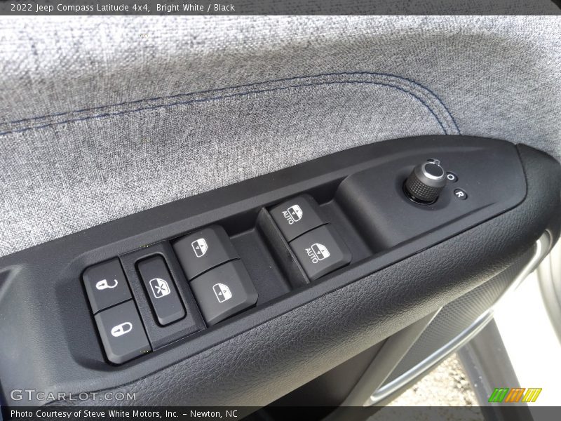 Bright White / Black 2022 Jeep Compass Latitude 4x4