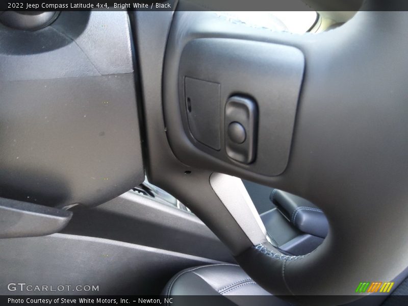Bright White / Black 2022 Jeep Compass Latitude 4x4