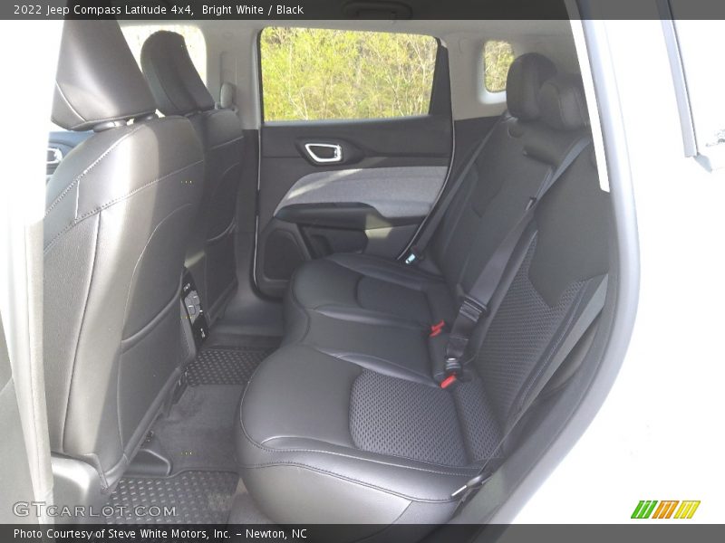 Bright White / Black 2022 Jeep Compass Latitude 4x4