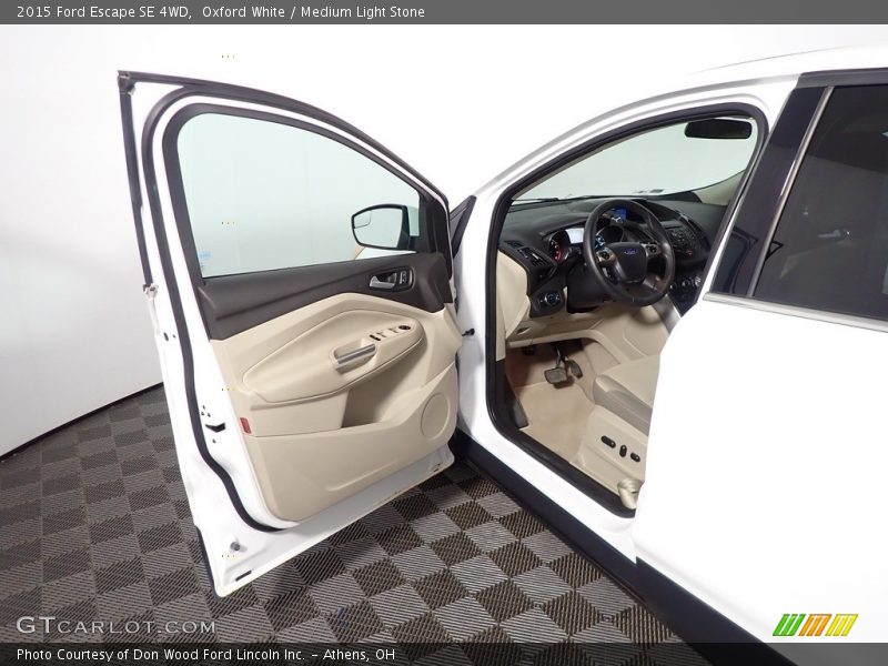 Oxford White / Medium Light Stone 2015 Ford Escape SE 4WD