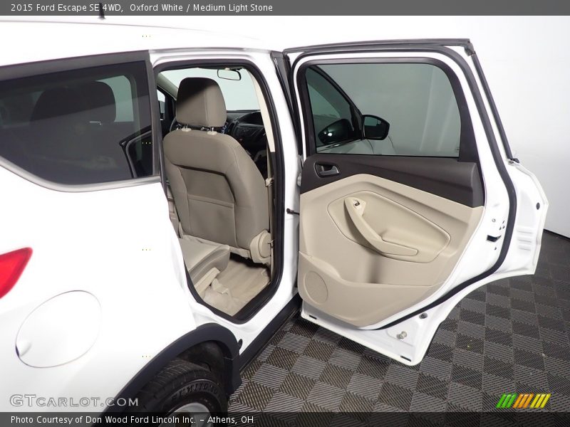 Oxford White / Medium Light Stone 2015 Ford Escape SE 4WD