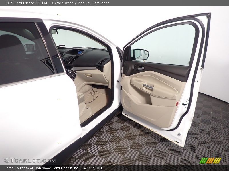Oxford White / Medium Light Stone 2015 Ford Escape SE 4WD