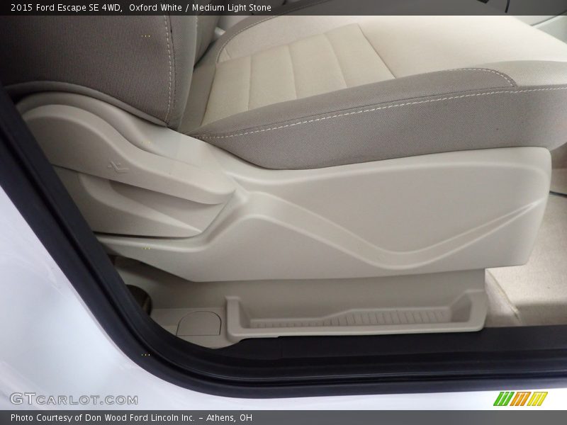 Oxford White / Medium Light Stone 2015 Ford Escape SE 4WD