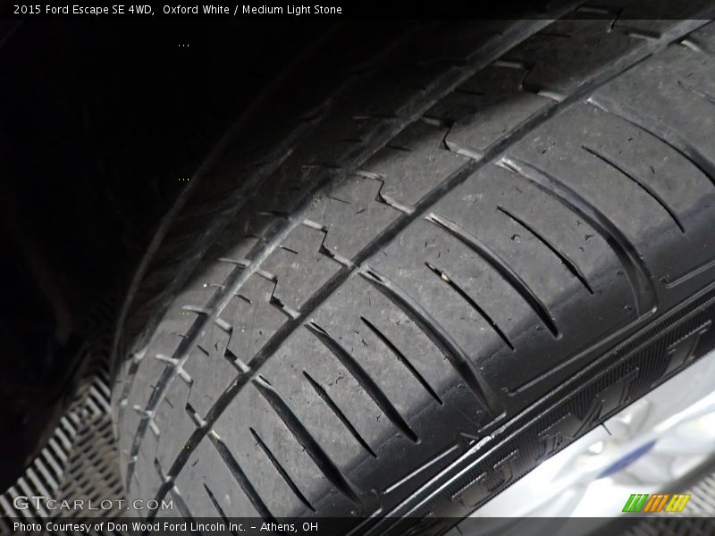 Oxford White / Medium Light Stone 2015 Ford Escape SE 4WD