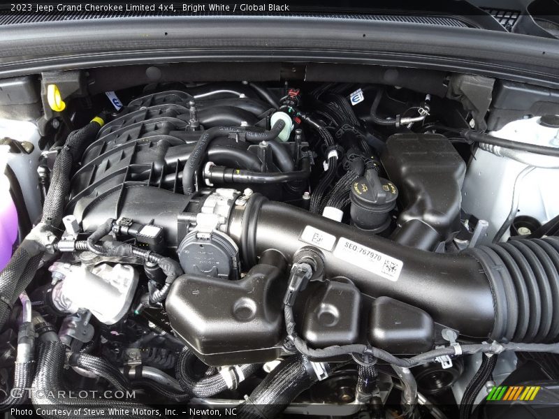 Bright White / Global Black 2023 Jeep Grand Cherokee Limited 4x4