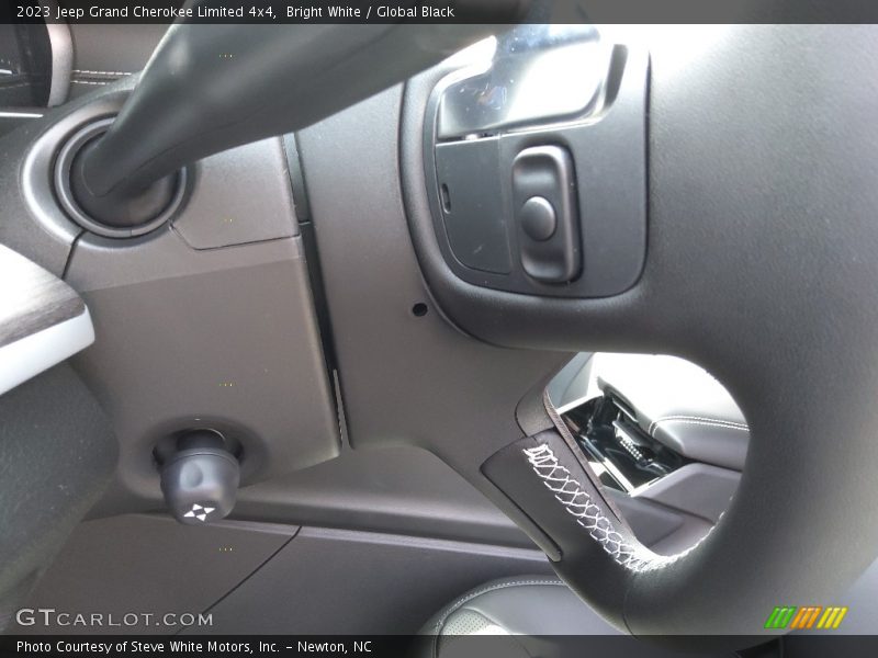 Bright White / Global Black 2023 Jeep Grand Cherokee Limited 4x4