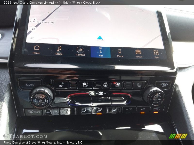 Bright White / Global Black 2023 Jeep Grand Cherokee Limited 4x4