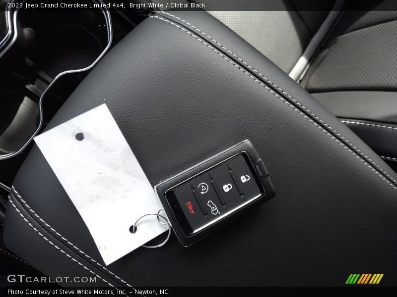 Bright White / Global Black 2023 Jeep Grand Cherokee Limited 4x4