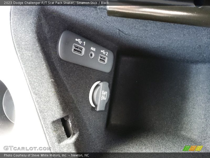 Sinamon Stick / Black 2023 Dodge Challenger R/T Scat Pack Shaker
