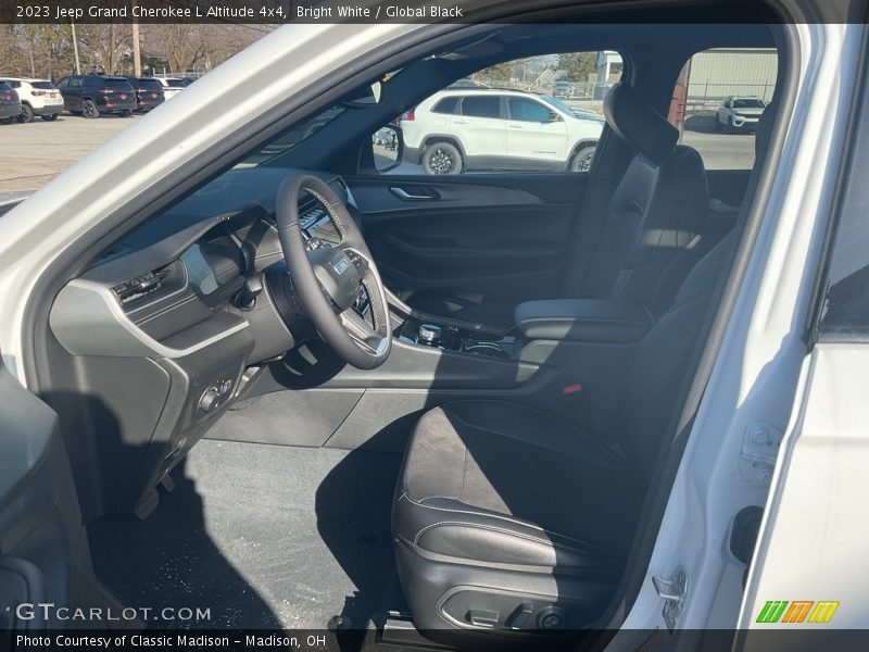 Bright White / Global Black 2023 Jeep Grand Cherokee L Altitude 4x4