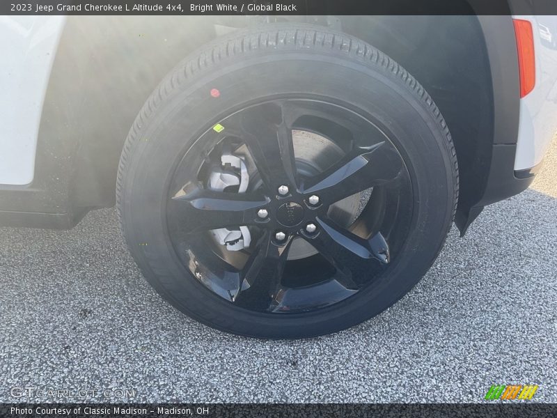 Bright White / Global Black 2023 Jeep Grand Cherokee L Altitude 4x4
