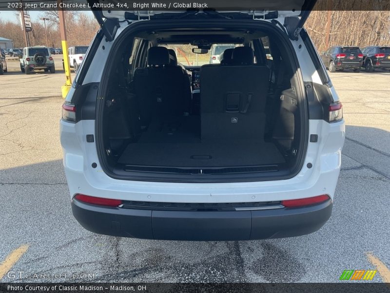 Bright White / Global Black 2023 Jeep Grand Cherokee L Altitude 4x4