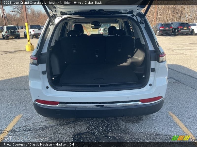 Bright White / Global Black 2023 Jeep Grand Cherokee Limited 4x4