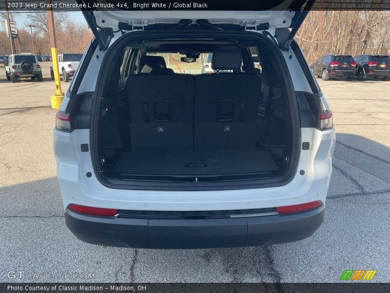 Bright White / Global Black 2023 Jeep Grand Cherokee L Altitude 4x4