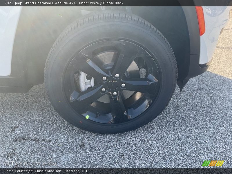 Bright White / Global Black 2023 Jeep Grand Cherokee L Altitude 4x4
