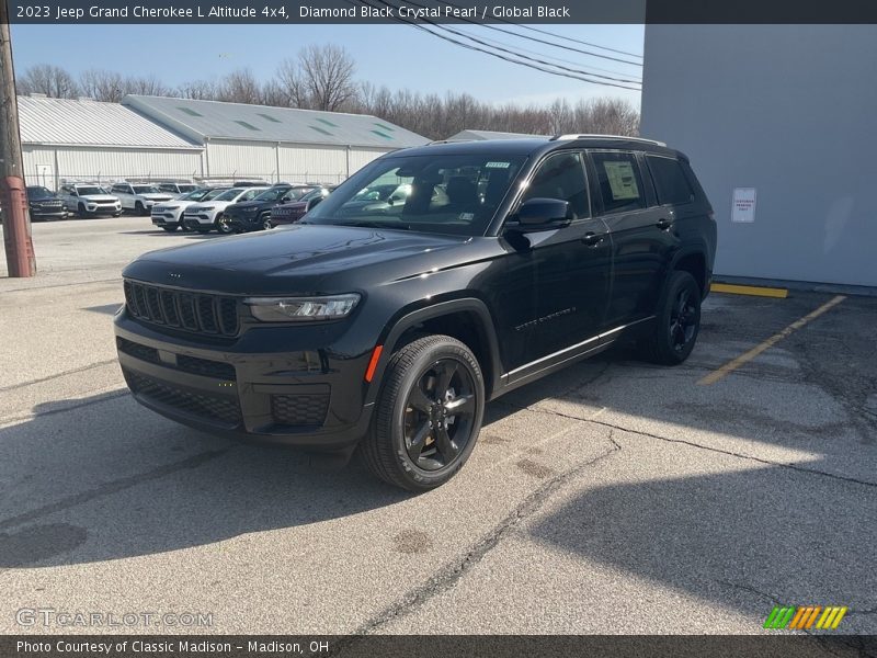 Diamond Black Crystal Pearl / Global Black 2023 Jeep Grand Cherokee L Altitude 4x4