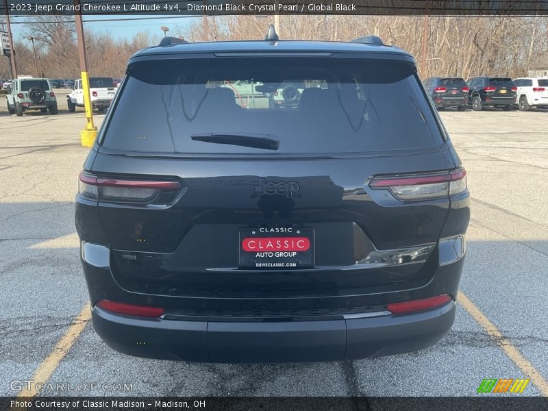 Diamond Black Crystal Pearl / Global Black 2023 Jeep Grand Cherokee L Altitude 4x4