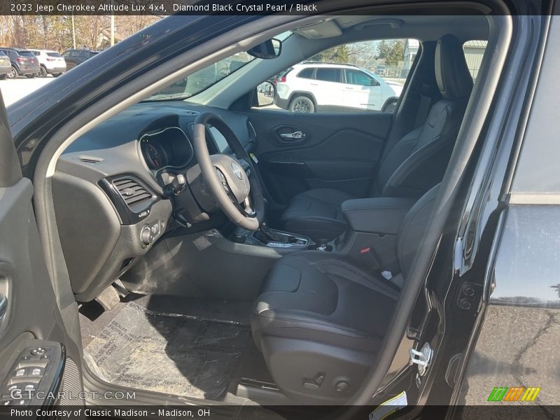 Diamond Black Crystal Pearl / Black 2023 Jeep Cherokee Altitude Lux 4x4
