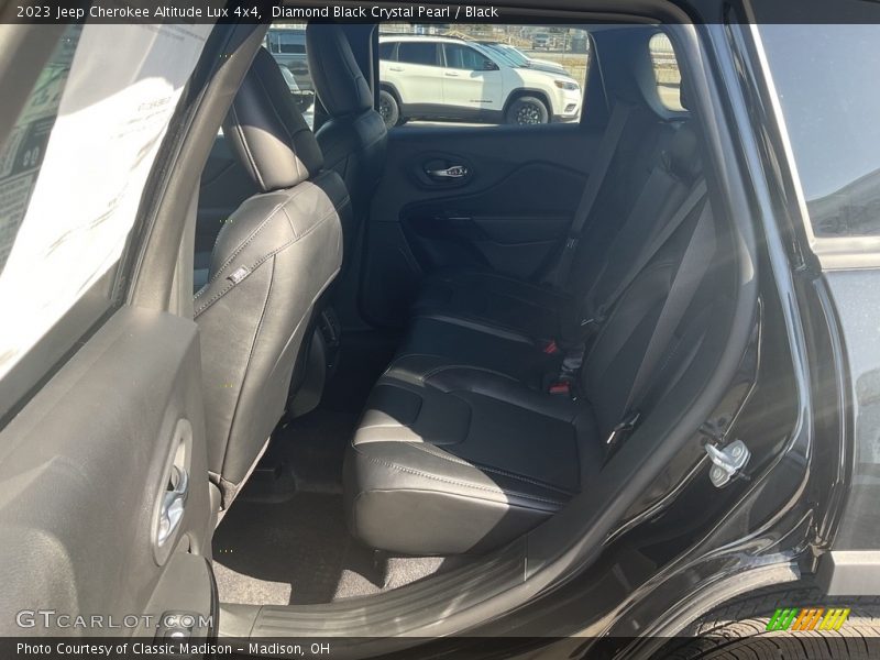 Diamond Black Crystal Pearl / Black 2023 Jeep Cherokee Altitude Lux 4x4